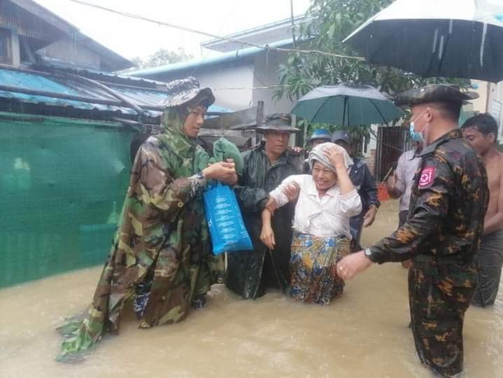 ရေဘေး ကူညီဆောင်ရွက်ပေးနေသည့် တပ်မတော်သားများ