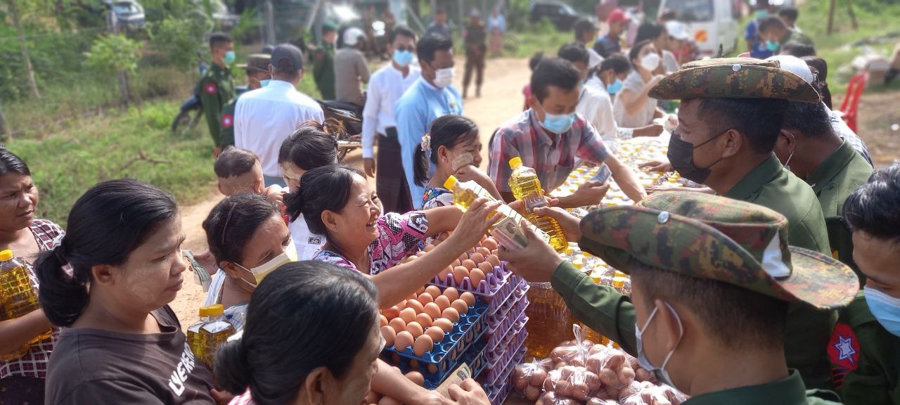 အခြေခံစားကုန်များကို သက်သာသောနှုန်းထားဖြင့် ရောင်းချပေးခဲ့တဲ့ တပ်မတော်သားများ