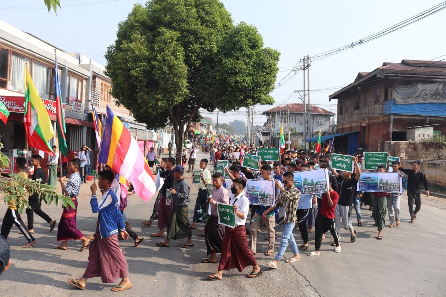 ဟိုပုံးတွင် အကြမ်းဖက်သမားများအား ကန့်ကွက်ရှုတ်ချပွဲ ပြုလုပ်